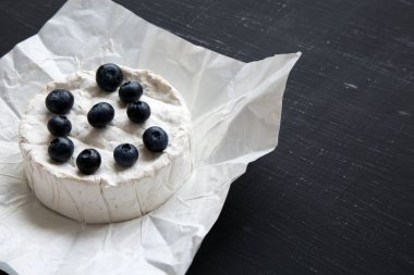Yaban mersini karanlık tablo, yan görünüm camembert peyniri. Yiyecek şarap için. Kopya alanı.