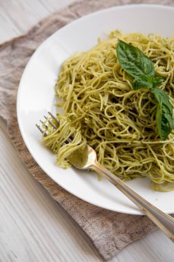 Tabak makarna spagetti pesto soslu, düşük açılı görünüş.