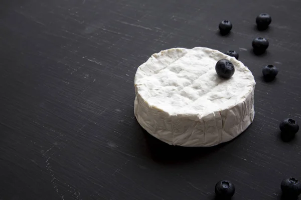 Fromage Camembert Aux Bleuets Surface Sombre Vue Côté Nourriture Romantique — Photo