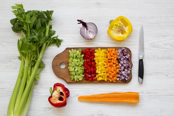 Verduras Frescas Picadas Zanahoria Apio Cebolla Roja Pimientos Dispuestas Tabla — Foto de Stock