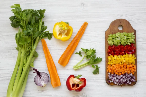 Verduras Frescas Picadas Zanahoria Apio Cebolla Roja Pimientos Dispuestas Tabla — Foto de Stock