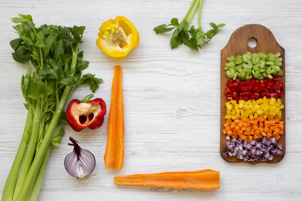 Verduras Frescas Picadas Zanahoria Apio Cebolla Roja Pimientos Dispuestas Tabla — Foto de Stock
