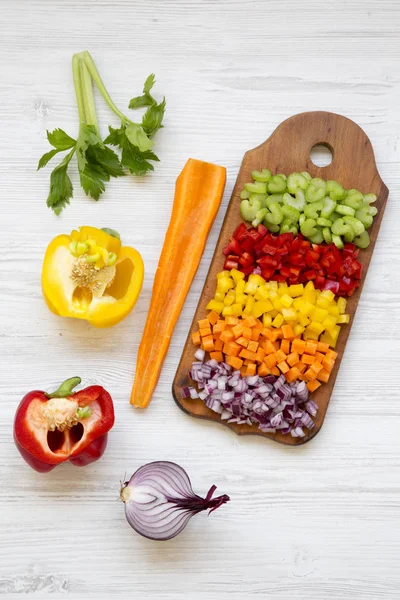Verduras Picadas Zanahoria Apio Cebolla Roja Pimientos Dispuestas Tabla Cortar — Foto de Stock