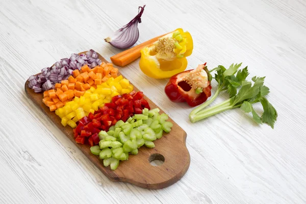 Verduras Frescas Picadas Zanahoria Apio Cebolla Pimientos Colores Dispuestas Tabla — Foto de Stock