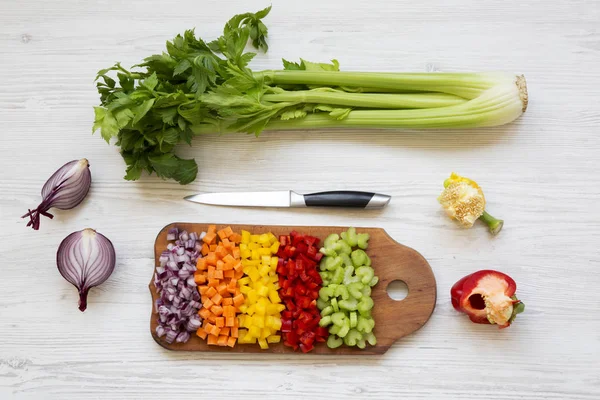 Verduras Frescas Picadas Zanahoria Apio Cebolla Pimientos Colores Dispuestas Tabla — Foto de Stock