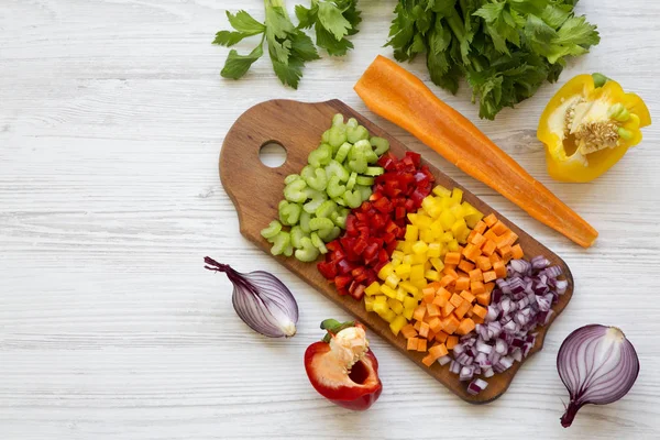 Verduras Frescas Picadas Zanahoria Apio Cebolla Pimientos Colores Dispuestas Sobre — Foto de Stock