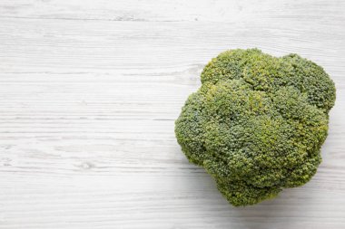 Beyaz ahşap masa, havai görünümü üzerinde çiğ brokoli. Kopya alanı.