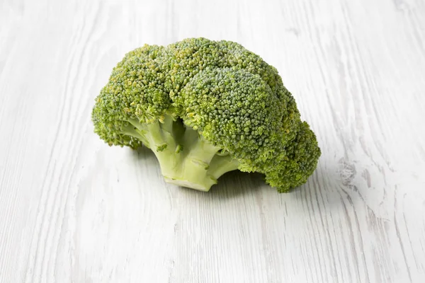 Beyaz Ahşap Masa Yan Görünüm Üzerinde Çiğ Brokoli — Stok fotoğraf