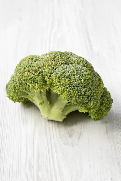 Beyaz Ahşap Yüzey Yan Görünüm Üzerinde Çiğ Brokoli — Stok fotoğraf