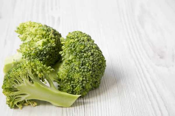 Beyaz Ahşap Masa Yan Görünüm Üzerinde Çiğ Brokoli Kopya Alanı — Stok fotoğraf