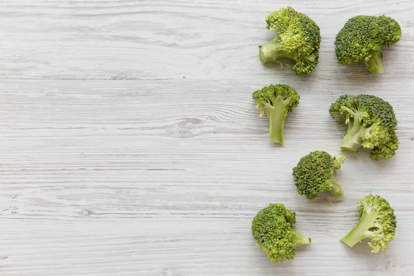Beyaz Ahşap Masa Üstten Görünüm Üzerinde Çiğ Brokoli Tepegöz Yukarıdan — Stok fotoğraf