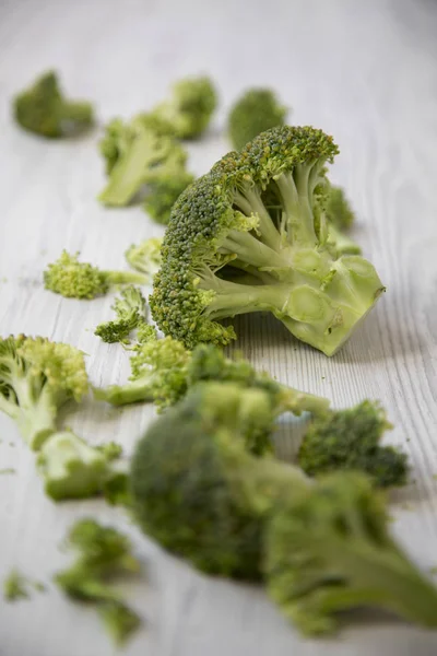 Beyaz Ahşap Masa Yan Görünüm Üzerinde Çiğ Brokoli Seçici Odak — Stok fotoğraf