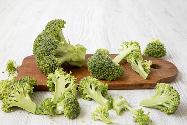 Broccoli Tocat Placă Tăiere Din Lemn Masă Albă Din Lemn — Fotografie, imagine de stoc