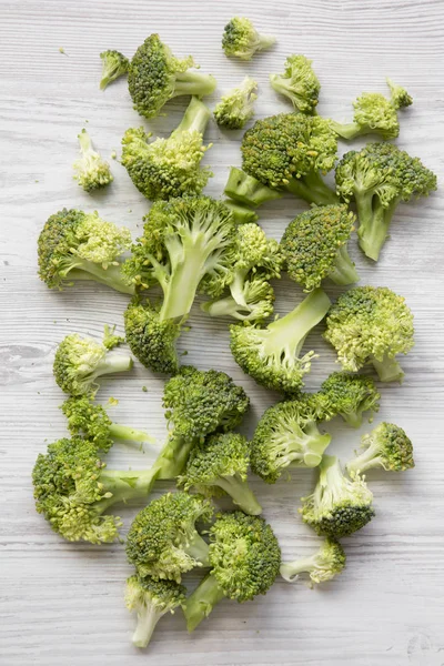 Broccoli Proaspăt Tăiat Masă Albă Din Lemn Vedere Sus Deasupra — Fotografie, imagine de stoc