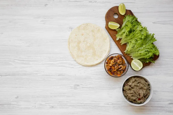 Ingredientes Taco Camarão Mesa Madeira Branca Vista Superior Plana Leigos — Fotografia de Stock