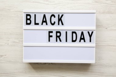Üstten görünüm, 'Black Friday' kelime beyaz ahşap yüzey üzerinde modern gemide. Düz, tepegöz, yukarıdan yatıyordu.