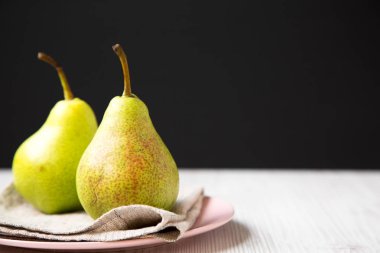 Pembe plaka, yan görünüm üzerinde lezzetli taze armut. Yakın çekim. Kopya alanı.