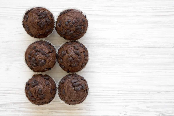 Choklad Muffins Vit Trä Yta Översiktsvy Lägenheten Låg Ovanifrån Från — Stockfoto