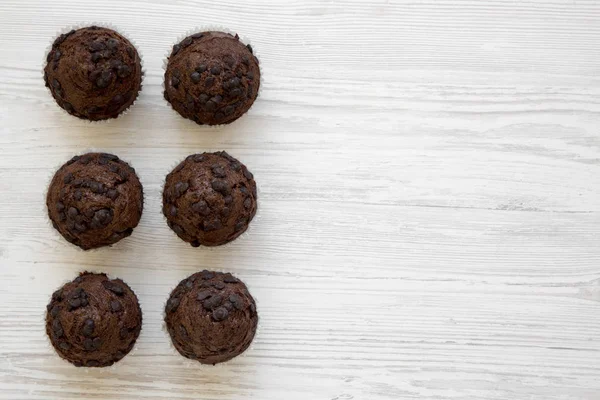 Choklad Muffins Vit Trä Bakgrund Översiktsvy Lägenheten Låg Ovanifrån Från — Stockfoto
