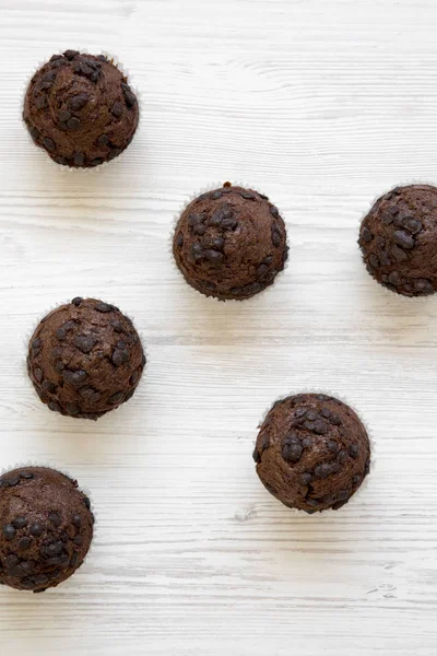 Frisch Gebackene Schokoladen Cupcakes Auf Weißem Holztisch Draufsicht Über Kopf — Stockfoto