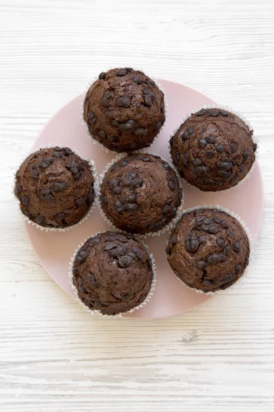 Lekkere Chocolade Muffins Roze Plaat Witte Houten Tafel Bovenaanzicht Overhead — Stockfoto