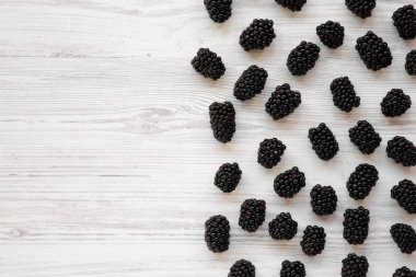 Böğürtlen üstten görünüm beyaz tahta masada. Yaz meyve. Yukarıdan, tepegöz, düz yatıyordu. Kopya alanı.