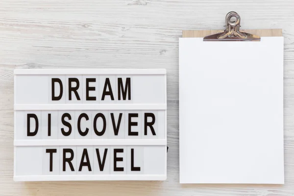 Placa Moderna Com Texto Dream Discover Travel Área Transferência Mesa — Fotografia de Stock