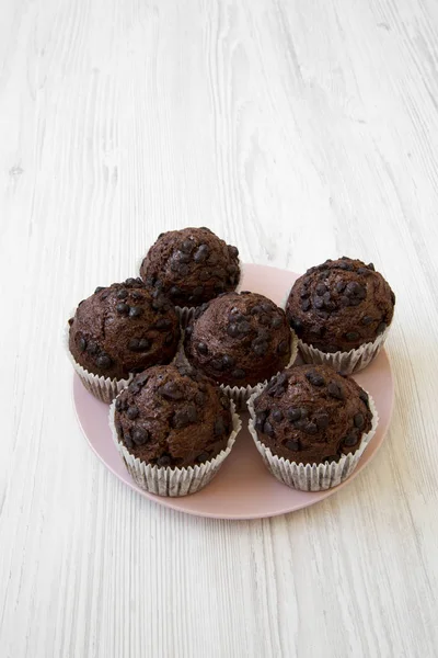 Schokoladen Cupcakes Auf Rosa Teller Auf Weißem Holztisch Blick Hoch — Stockfoto