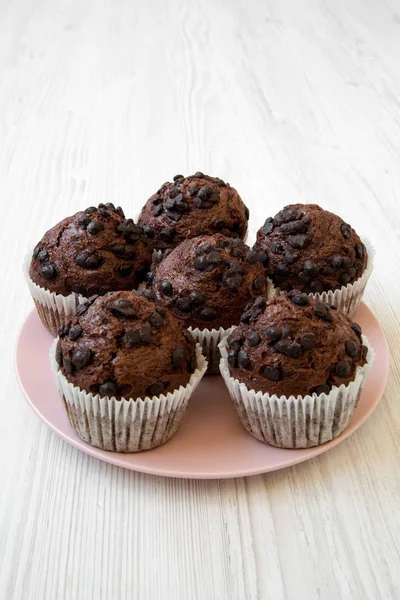 Schokoladenmuffins Auf Rosa Teller Auf Weißem Holztisch Tiefblick Nahaufnahme — Stockfoto