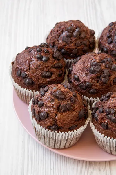 Schokoladen Cupcakes Auf Rosa Teller Auf Weißer Holzoberfläche Flache Sicht — Stockfoto