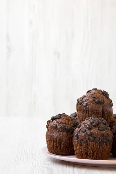 Schokoladen Cupcakes Auf Rosa Teller Auf Weißem Holzhintergrund Seitenansicht Nahaufnahme — Stockfoto
