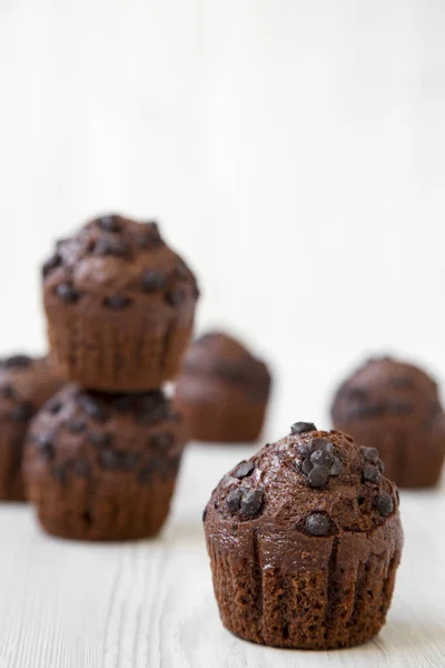 Schokoladenmuffins Auf Weißer Holzoberfläche Seitenansicht Selektiver Fokus — Stockfoto