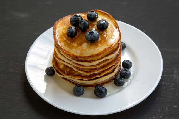 Pannkakor Med Blåbär Och Honung Mörka Bord Sida Visa Närbild — Stockfoto