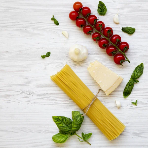 Espaguetis Tomates Albahaca Parmesano Ajo Ingredientes Para Cocinar Pasta Italiana — Foto de Stock