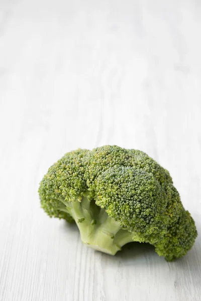 Beyaz Ahşap Yüzey Yan Görünüm Üzerinde Çiğ Brokoli — Stok fotoğraf