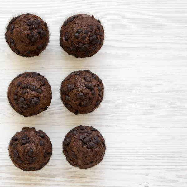 Schokoladenmuffins Auf Weißer Holzoberfläche Blick Über Den Kopf Kopierraum — Stockfoto