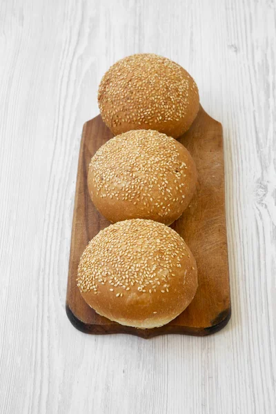 Frische Burger Brötchen Mit Sesamsamen Holzbrett Über Weißem Holzhintergrund Blick — Stockfoto