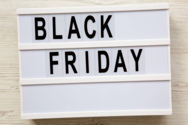 Üstten görünüm, lightbox Beyaz ahşap masa üzerinde 'Black Friday' kelime. Düz, tepegöz, yukarıdan yatıyordu.