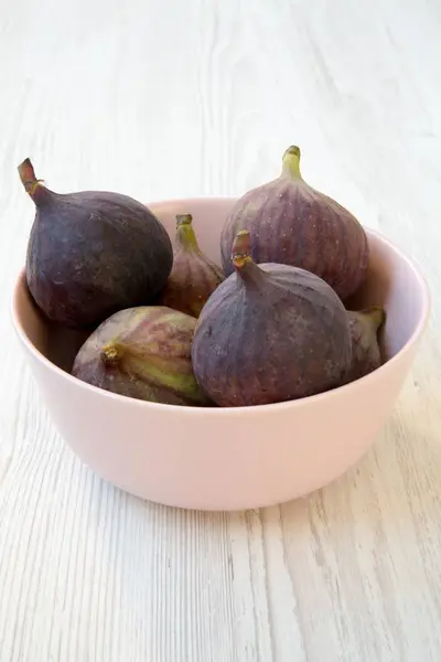 Fresh Figs Pink Bowl White Wooden Surface Side View Close — Stock Photo, Image