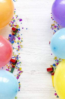 Çerçeve dekorasyon parti Beyaz ahşap arka planda, havai görünümü. Yukarıdaki üzerinden düz lay.