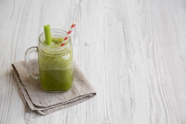 Kereviz yüzlü beyaz ahşap arka planda, yan görünüm. Yakın çekim. Metin için yer.