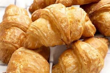 Kumaş, üzerine taze kruvasanlar yakın çekim.