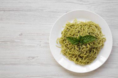 Üstten görünüm pesto soslu makarna spagetti tabak. Tepegöz, yukarıdan, lay düz. Kopya alanı.