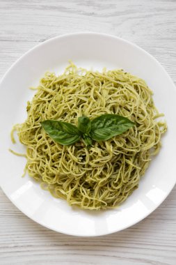 Tabak makarna spagetti pesto sos, ek yükü ile. Yukarıdan, lay düz. Yakın çekim.
