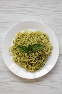 Üstten görünüm pesto soslu makarna spagetti tabak. Yukarıdan, lay düz. Portre.