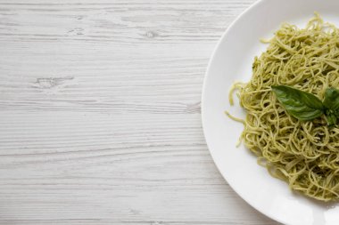 Üstten görünüm pesto soslu makarna spagetti tabak. Yukarıdan, lay düz. Kopya alanı.