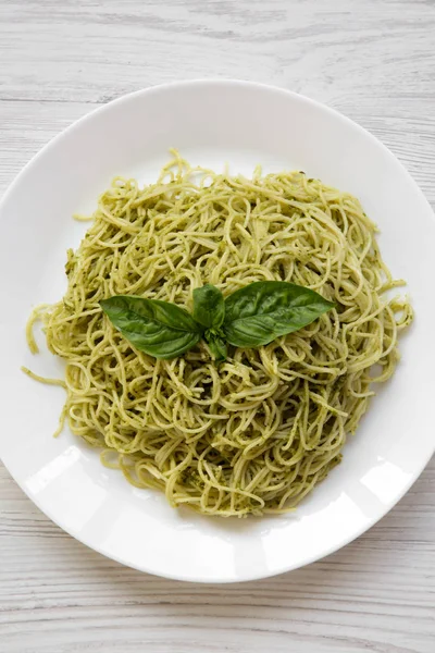 Tabak makarna spagetti pesto sos, ek yükü ile. Yukarıdan, lay düz. Yakın çekim.