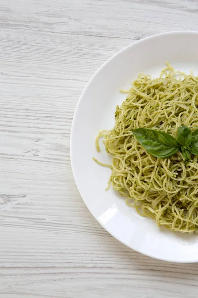 Talerz Makaron Spaghetti Sosem Pesto Nad Głową Góry Płaskie Lay — Zdjęcie stockowe