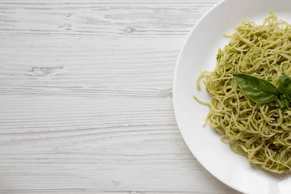 パスタ スパゲッティ ペストソースをかけて 上面の板 上からフラットなレイアウト コピー スペース — ストック写真