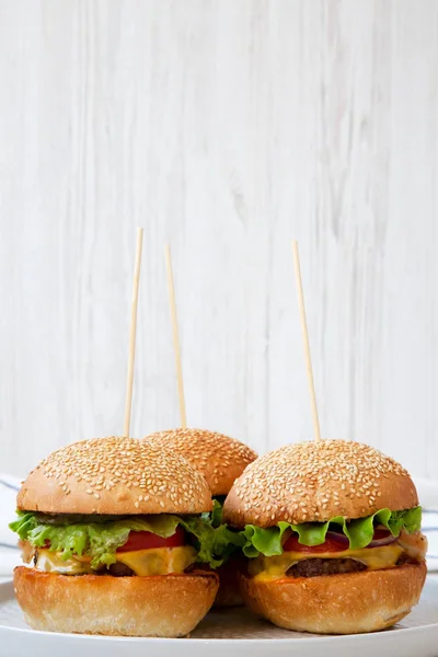 Cheeseburgery Šedé Desce Bílé Dřevěné Pozadí Boční Pohled Closeup — Stock fotografie